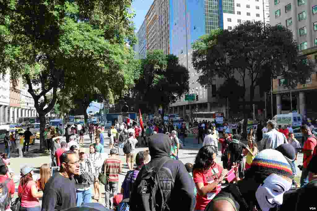 Contra a Fifa, contra o Mundial de Futebol, as ruas do Rio Janeiro também foram palco de protestos, Brasil, Junho 12, 2014. (Brian Allen/VOA)