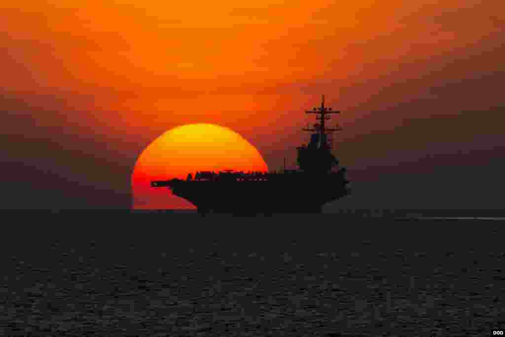 Kapal&nbsp;induk AS &quot;USS George H.W. Bush&quot; berhenti di Teluk&nbsp;Aden saat matahari terbenam. 
