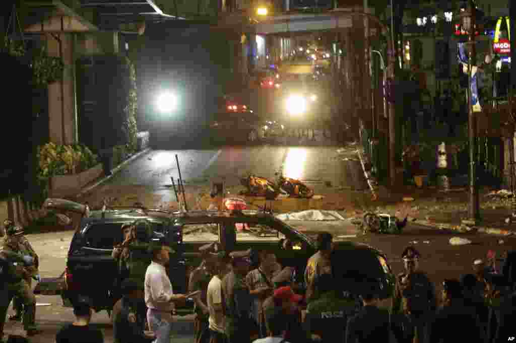 Các giới chức Thái Lan phong toả giao lộ sau vụ nổ ở thủ đô Bangkok, ngày 17/8/2015.