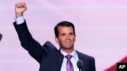 លោក​ ដូណាល់ ​ត្រាំ ជេ អ (Donald Trump Jr.) លើក​ដៃ​របស់​លោក​ បន្ទាប់​ពី​ថ្លែង​សុន្ទរកថា​នៅ​ថ្ងៃទី២​នៃ​សន្និបាទ​ជាតិ​របស់​គណបក្ស​សាធារណរដ្ឋ នៅ​ក្នុង​ក្រុង Cleveland កាលពី​ថ្ងៃទី១៩ ខែកក្កដា ឆ្នាំ២០១៦។