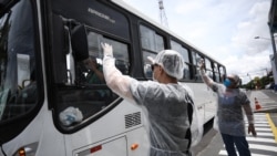 Miembros evangelistas de la iglesia del Ministerio Internacional de la Restauración rezan en un sistema de auto-servicio en Manaus (Brasil) en medio de la crisis por el coronavirus.