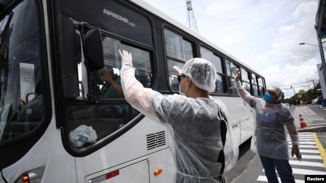 Miembros evangelistas de la iglesia del Ministerio Internacional de la Restauración rezan en un sistema de auto-servicio en Manaus (Brasil) en medio de la crisis por el coronavirus.