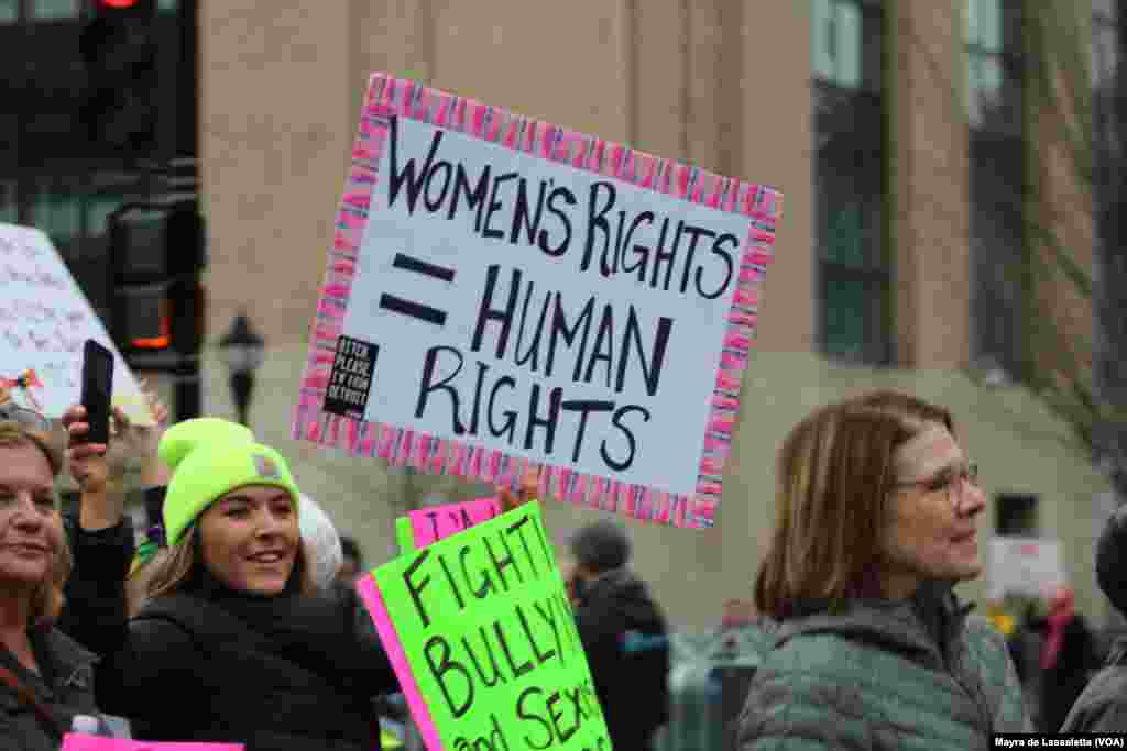 Marcha das Mulheres, um movimento contra a presidência de Donald Trump. Milhares estão em Washington DC para demonstrar a sua insatisfação e apoio a Hillary Clinton e aos direitos das mulheres