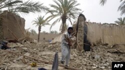 Cư dân Pakistan sống sót sau trận động đất khiêng một con dê ra khỏi đống đổ nát của ngôi nhà bị sụp đổ trong khu vực Mashkail ở tỉnh Baluchistan, ngày 17/4/2013.