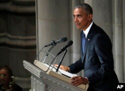 El expreidente Barack Obama habló en el servicio recordatorio del senador John McCain en la Catedral Nacional de Washington el sábado, 1 de septiembre de 2018.