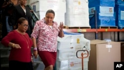 Menteri Kesehatan Haiti, Florence Duperval Guillaume (kiri) bersama mantan ibu negara Sophia Martelly di Port-au-Prince, Haiti.