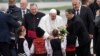 Na aerodromu u Sofiji, papu Franju su dočekala deca u narodnim nošnjama, 5. maja 2019.
