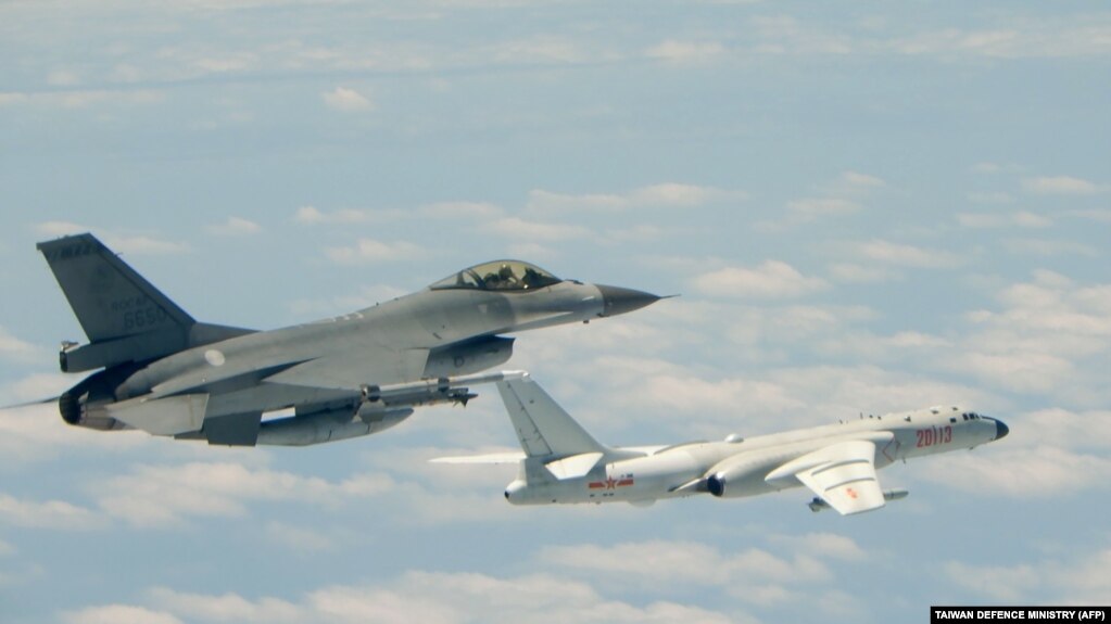 台湾一架战斗机（左）贴近进入台湾空域的中国轰炸机（台湾国防部提供资料照）(photo:VOA)