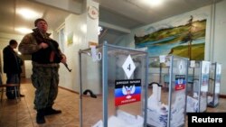Binh sĩ thuộc phe ly khai thân Nga canh gác tại một địa điểm bầu cử ở Telmanovo, phía nam Donetsk, ngày 2/11/2014.