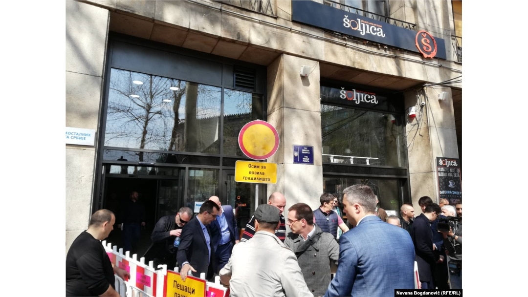 Opozicija stavlja ogradu ispred ulaza u zgradu REM u Beogradu (Foto: RFE/RL/Nevena Bogdanović)