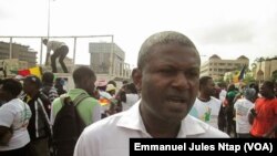 Franklin Sone Bayen, journaliste freelance anglophone, lors d'une manifestation au boulevard du 20 mai, à Yaoundé. , le 12 novembre 2017. (VOA/Emmanuel Jules Ntap)