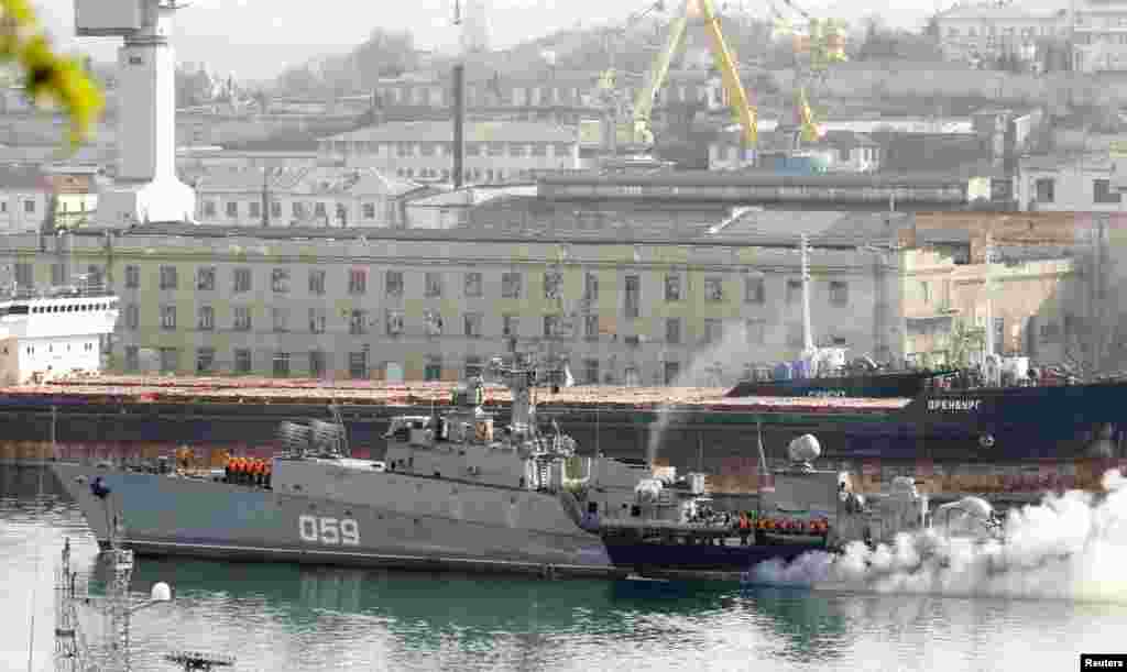 Para pelaut Rusia di atas kapal Aleksandrovets di pelabuhan Sevastopol, Krimea (25/3).