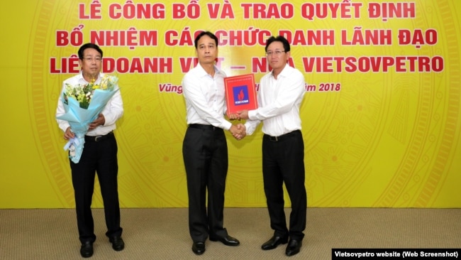 Ông Nguyễn Quỳnh Lâm, Ủy viên Ban Chấp hành Đảng bộ tập đoàn nhận quyết định bổ nhiệm giữ chức Tổng giám đốc Vietsovpetro thay cho ông Từ Thành Nghĩa.