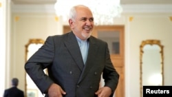 Menteri Luar Negeri Iran Mohammad Javad Zarif sebelum bertemu Menteri Luar Negeri Oman Yousuf bin Alawi bin Abdullah di Teheran, Iran, 27 Juli 2019. 