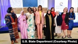 9 dari 10 orang perempuan yang menerima Hadiah Keberanian Wanita Internasional dari Departemen Luar Negeri AS tahun ini, berpose bersama ibu negara Melania Trump (tengah) di Washington DC. 