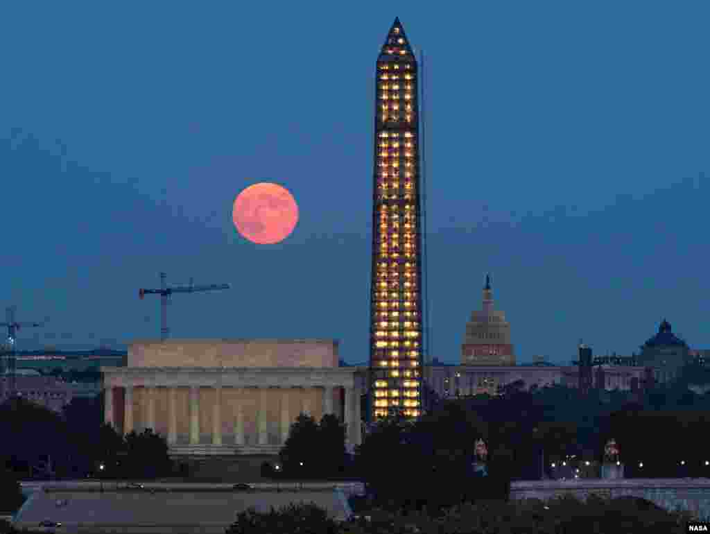 Trăng tròn gần đài tưởng niệm Washington ở thủ đô Mỹ. 19/9 (NASA/Bill Ingalls)