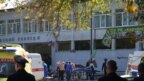 Các xe cấp cứu đưa người bị thương đi sau một vụ tấn công làm 17 người chết tại một trường họp ở thành phố Kerch của Crimea, Nga.