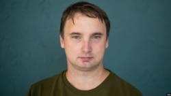 El periodista de Radio Free Europe/RFL Andrey Kuznechyk, que pasó más de cuatro años en prisión en Bielorrusia, fue liberado el 12 de febrero de 2025. (svoboda.org/RFE/RL)