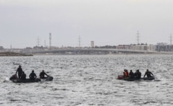 Penyelam dari Tim SAR melakukan operasi pencarian korban kapal terbalik di Danau Mariout, 20 kilometer barat kota Alexandria, Mesir, 23 Februari 2021.