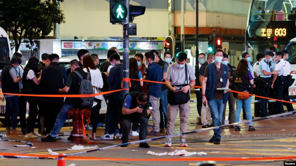 香港7月1日晚在铜锣湾发生袭击警察案，大批警员在现场调查拍照。(photo:VOA)