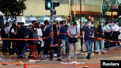 香港7月1日晚在铜锣湾发生袭击警察案，大批警员在现场调查拍照。