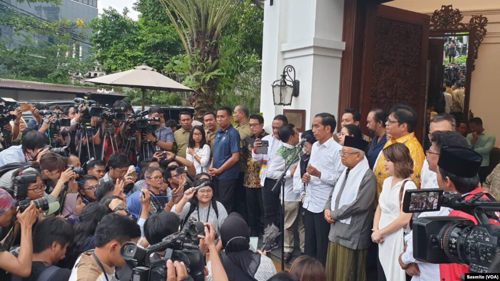 Capres dan cawapres nomor urut 01 Joko Widodo dan Ma’ruf Amin, mengatakan telah mengirim utusan untuk bertemu Prabowo Subianto dan Sandiaga Uno, Kamis sore (18/4). 