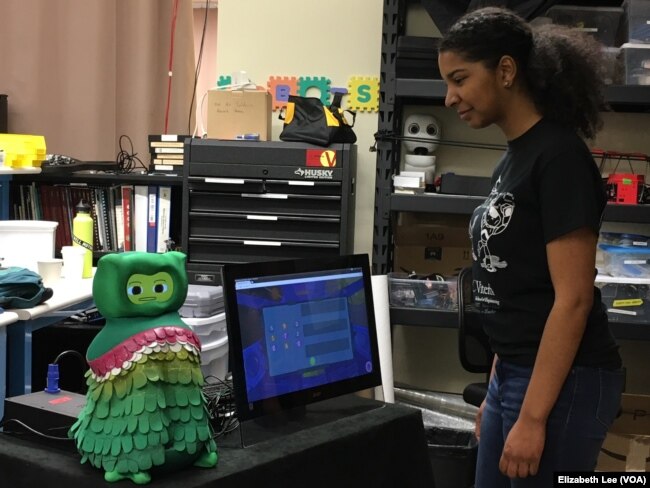 Mahasiswa program robotika cerdas ilmu komputer University of Southern California Kristin Jordan memberikan demonstrasi KIWI, robot pendamping sosial untuk membantu anak-anak dengan gangguan spektrum autisme. (Foto: VOA / Elizabeth Lee)