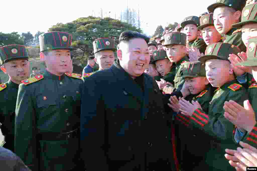 북한 김정은 국무위원장이 지난 2일 북한의 식목일인 '식수절'을 맞아 부인 리설주와 함께 만경대혁명학원을 찾아 원아들과 함께 나무를 심었다고 조선중앙통신이 3일 보도했다.