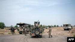 Des soldats de la 7e division de l’armée nigériane sur un carrefour à Damboa, dans l’Etat de Borno, au nord-est du Nigeria, le 25 mars 2016.