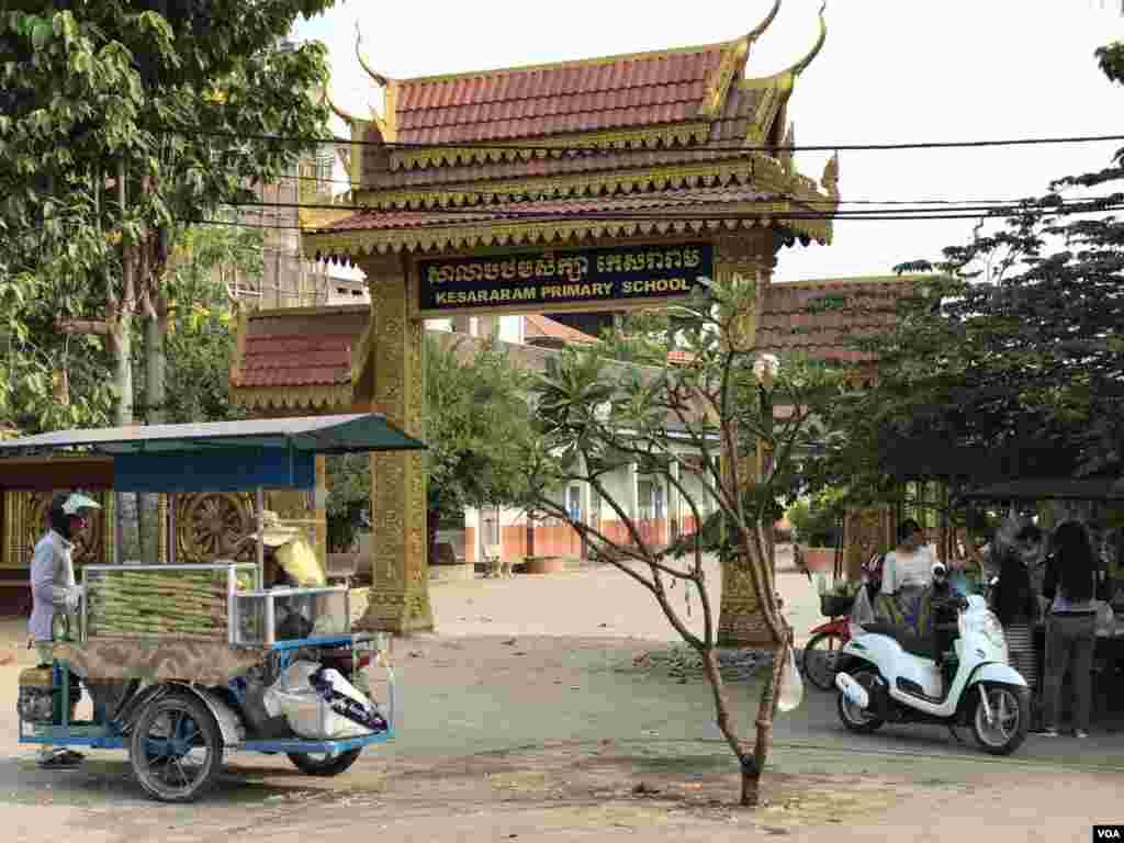 សាលាបឋមសិក្សាកេសរារាមនៅក្នុងសង្កាត់ស្វាយដង្គំ បន្តបិទទ្វារមកដល់ថ្ងៃអង្គារទី១៧ ខែមីនា ឆ្នាំ២០២០។ (ហ៊ុល រស្មី/VOA)