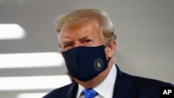 Predsednik Donald Tramp nosi masku tokom posete Voter Rid bonici u Betesdi, Merilend, 11. jula 2020. (AP Photo/Patrick Semansky)