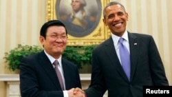 U.S. President Barack Obama (R) shakes hands with Vietnam's President Truong Tan Sang in the Oval Office of the White House, July 25, 2013. 