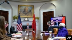 조 바이든 미국 대통령이 15일, 토니 블링컨 국무장관, 재닛 옐런 재무장관 등이 배석한 가운데 시진핑 중국 국가주석과 화상 정상회담을 하고 있다. 