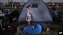 Bé gái Raghad Hussein, 3 tuổi, đã rời bỏ nhà cửa cùng gia đình để tránh giao tranh giữa lực lượng chính phủ Syria và phe nổi dậy 