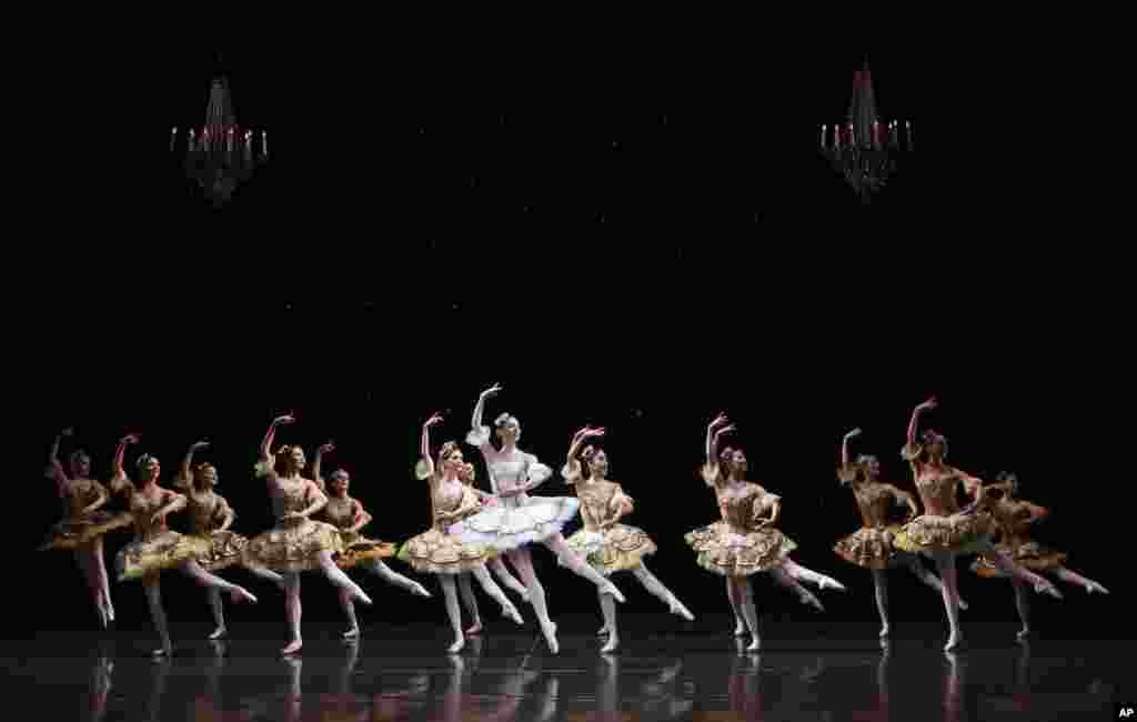 Para penari melakukan latihan di panggung untuk drama tari berjudul 'La Sylphide' di Opera House di kota Sydney, Australia.