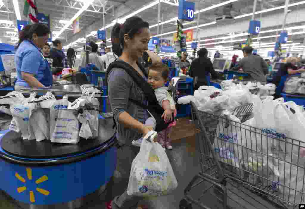 Eva Cevallos et son b&eacute;n&eacute; de 9 mois, Quinn, font leurs amplettes de Thanksgiving&nbsp; au magasin Walmart de Rosemead, en Californie, le 21 novembre 2012