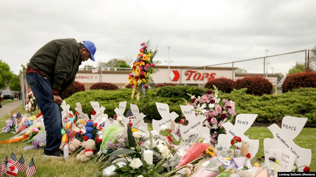 资料照片：美国纽约州布法罗发生种族主义枪击案的超市外摆满了鲜花。（2022年5月20日）(photo:VOA)
