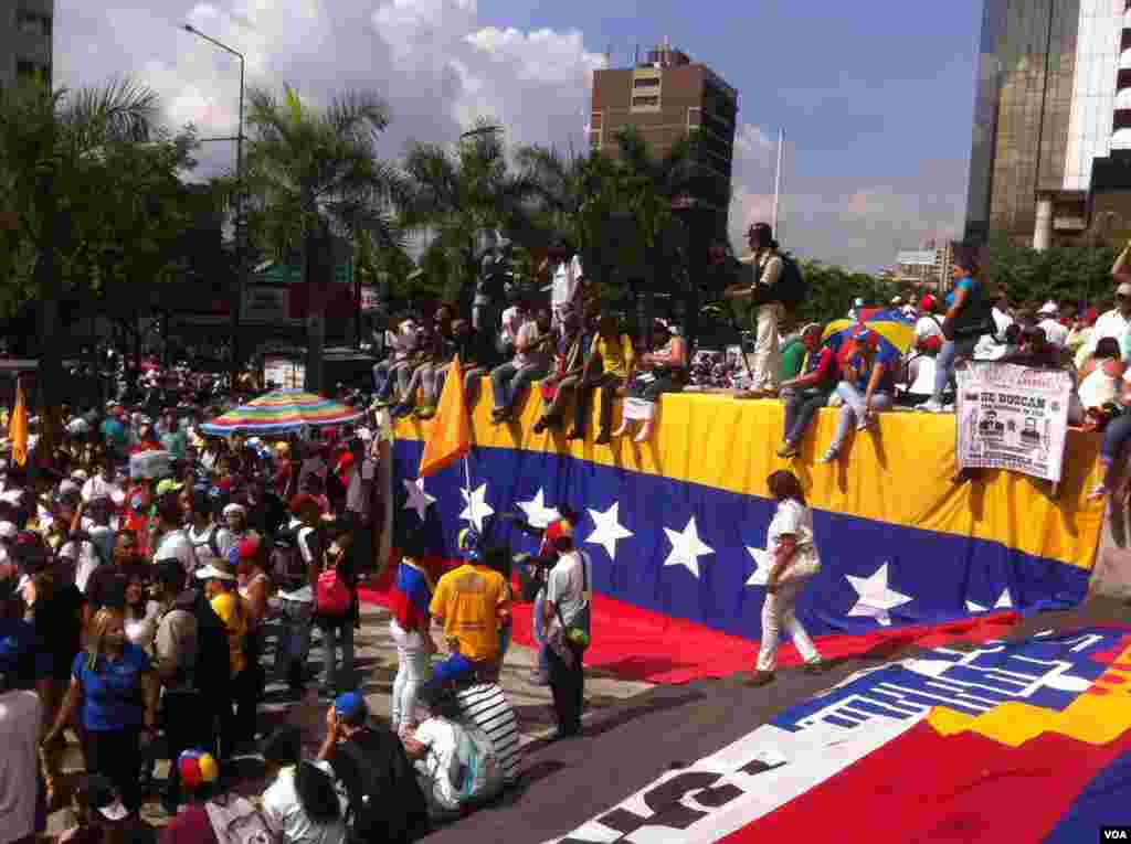 ملک گیر احتجاج اور مظاہروں کا مقصد صدر نکولس مادورو کو ان کے عہدے سے ہٹانے کے لیے ریفرنڈم کروانے کے مطالبہ کو منوانا ہے۔