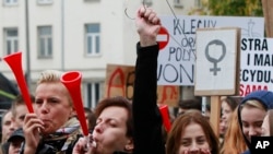 Manifestation contre une proposition de loi visant une interdiction totale de l'avortement, à Varsovie, en Pologne, le 3 octobre 2016. (AP Photo/Czarek Sokolowski)