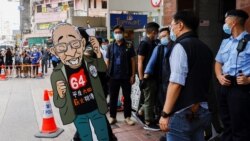 9일 홍콩 경찰이 톈안먼 추모 박물관을 압수수색하고 있다.