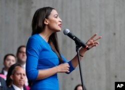 Archivo - Alexandria Ocasio-Cortez, candidata demócrata por Nueva York a la Cámara de Representantes de EE.UU. durante un acto contra la nominación del juez de la Corte Suprema Brett Kavanaugh el 1 de octube de 2018, en Boston.