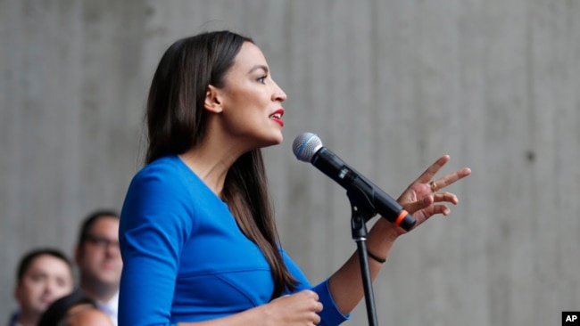 Cô Ocasio-Cortez phát biểu vào tháng 10/2018.