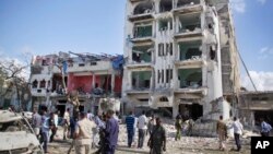 Les forces de sécurité fouillent l’Hôtel Ambassadeur après un attentt à la bombe, à Mogadiscio, Somalie, 2 juin 2016. (AP Photo / Farah Abdi Warsameh)