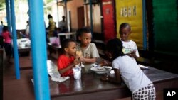 Anak-anak ekspatriat di American International School di Conakry, Guinea, menikmati istirahat makan siang mereka di sekolah (foto: dok). 