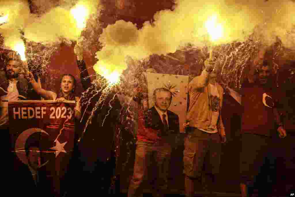 جشن و شادی طرفداران اردوغان پس از پیروزی رجب طیب اردوغان در انتخابات ریاست جمهوری ترکیه