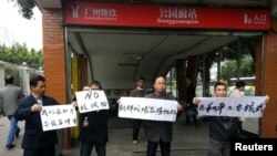示威者在广州地铁口持标语抗议朝鲜最近的核试验