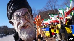 Seorang demonstran berpakaian seperti Pemimpin Iran Ayatollah Ali Khamenei mengikuti demonstrasi solidaritas Iran di Washington, 6 Januari 2018.