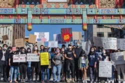 Warga melakukan aksi unjuk rasa menyerukan dihentikannya kejahatan bermotif kebencian khususnya terhadap warga keturunan Asia dalam aksi di kawasan Chinatown, Washington DC (21/3).