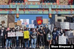 Warga melakukan aksi unjuk rasa menyerukan dihentikannya kejahatan bermotif kebencian khususnya terhadap warga keturunan Asia dalam aksi di kawasan Chinatown, Washington DC (21/3).