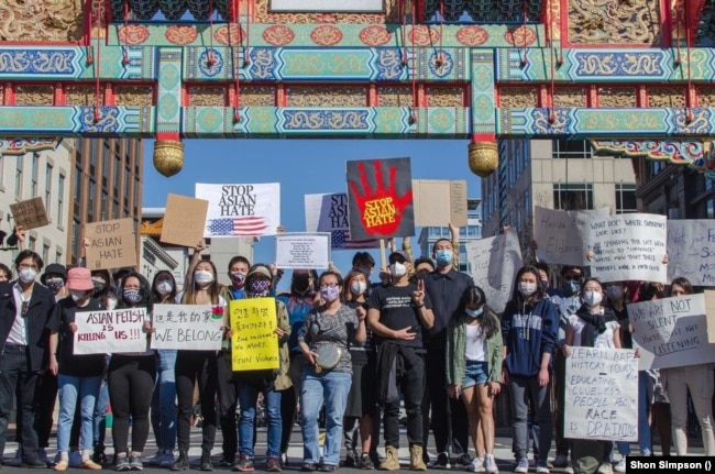 Warga melakukan aksi unjuk rasa menyerukan dihentikannya kejahatan bermotif kebencian khususnya terhadap warga keturunan Asia dalam aksi di kawasan Chinatown, Washington DC (21/3).